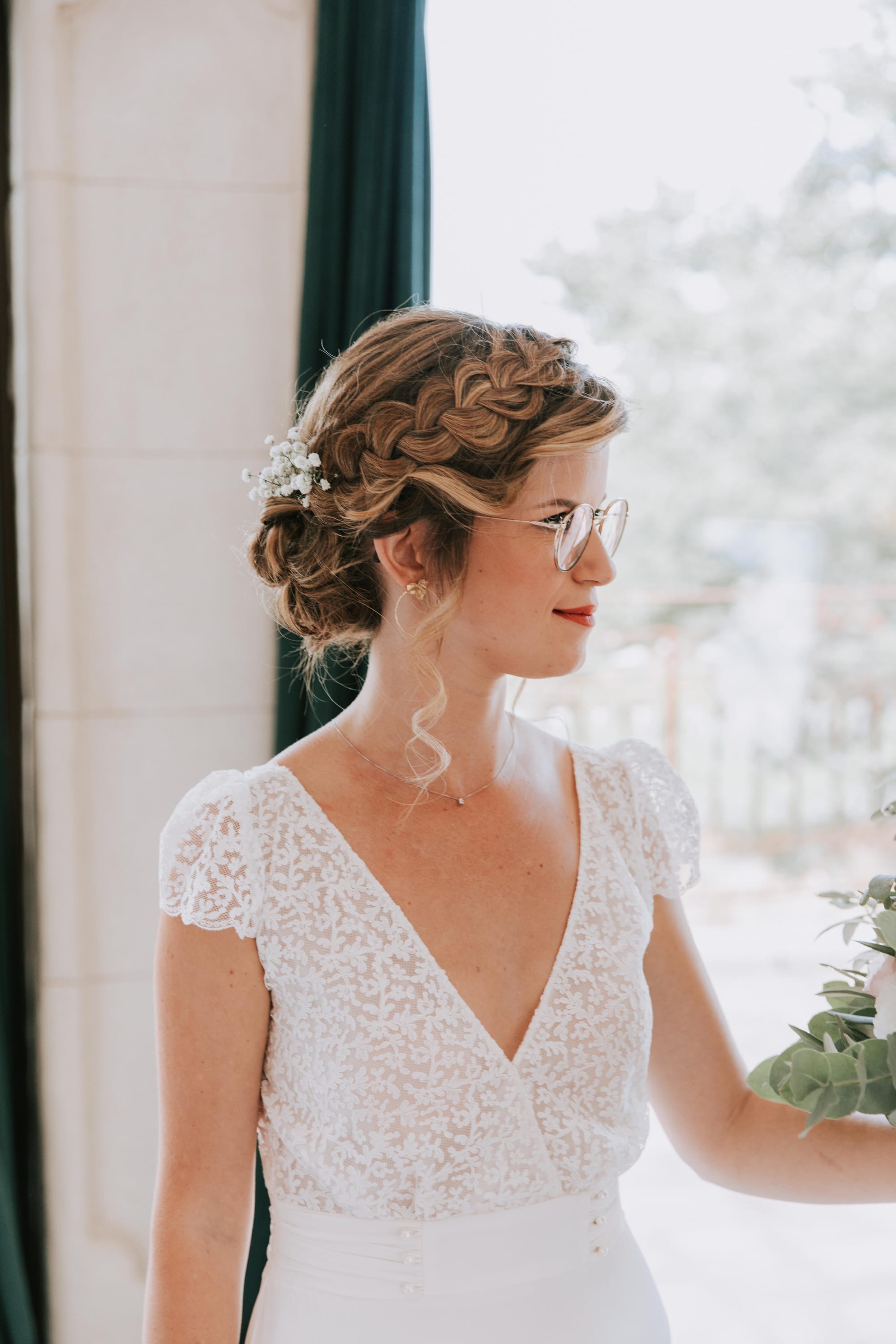 Chignon flou de mariée avec tresse plaquée et gypsophiile bohème