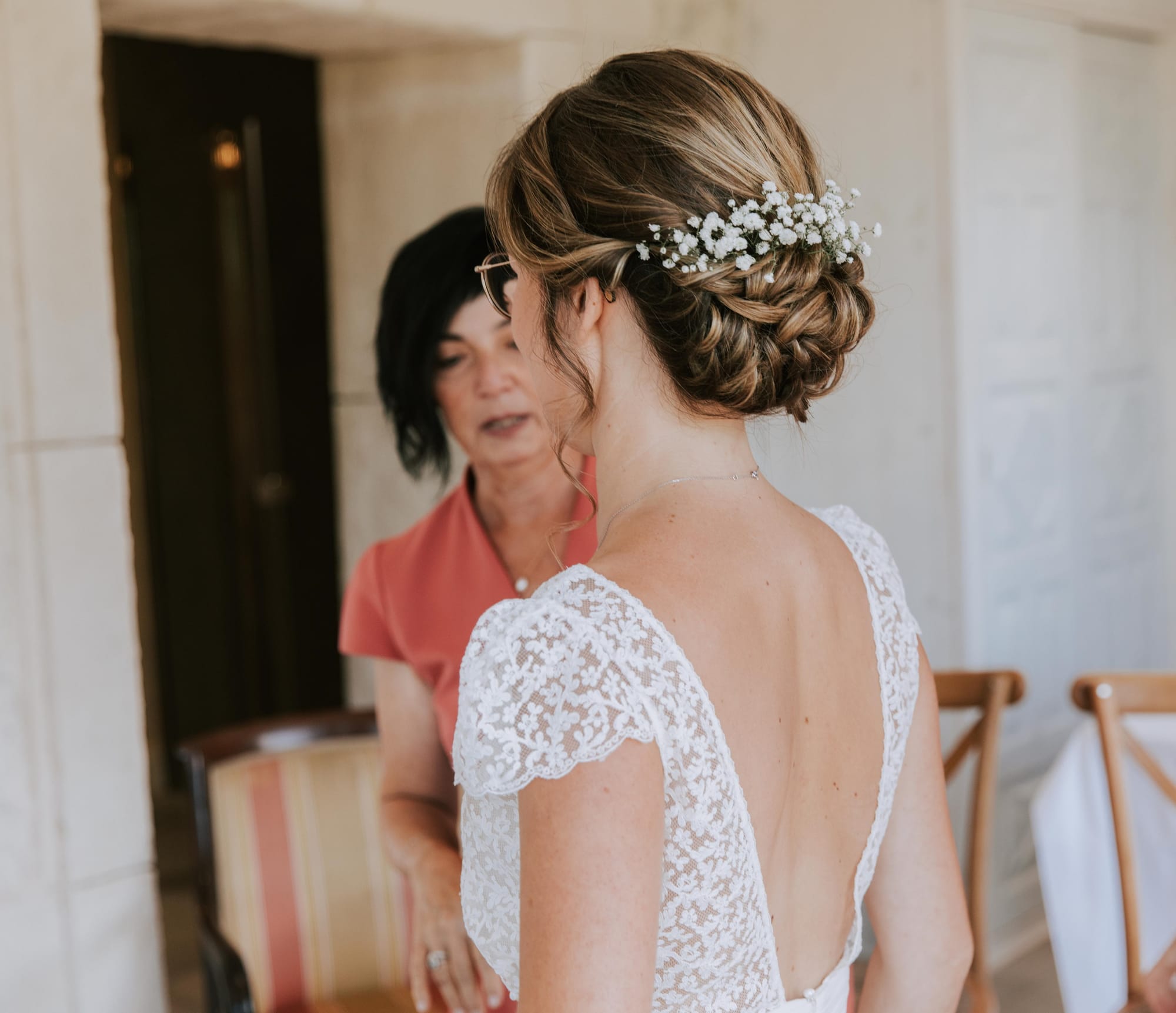 Coiffure mariage chignon bas et ondulé avec fleurs fraîches