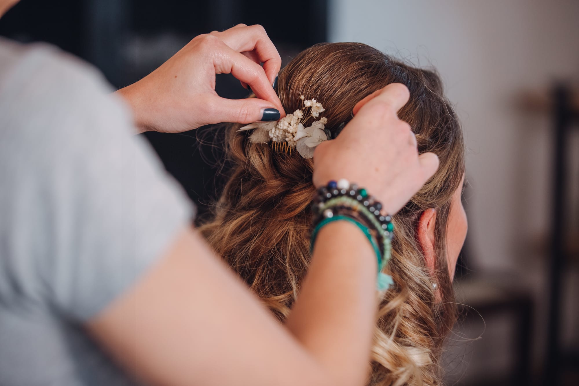 Coiffure mariée avec peigne de fleurs