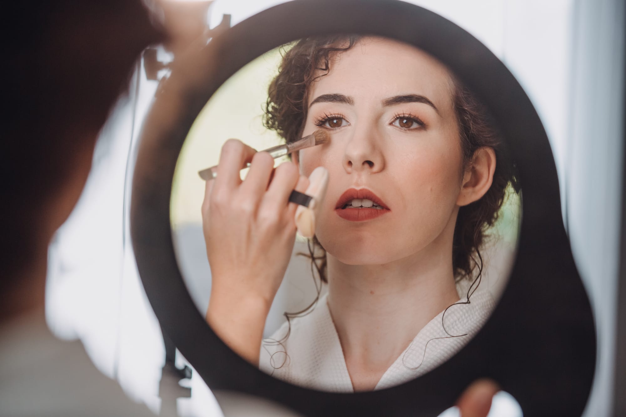 Maquillage mariée teint lumineux et bouche rougie