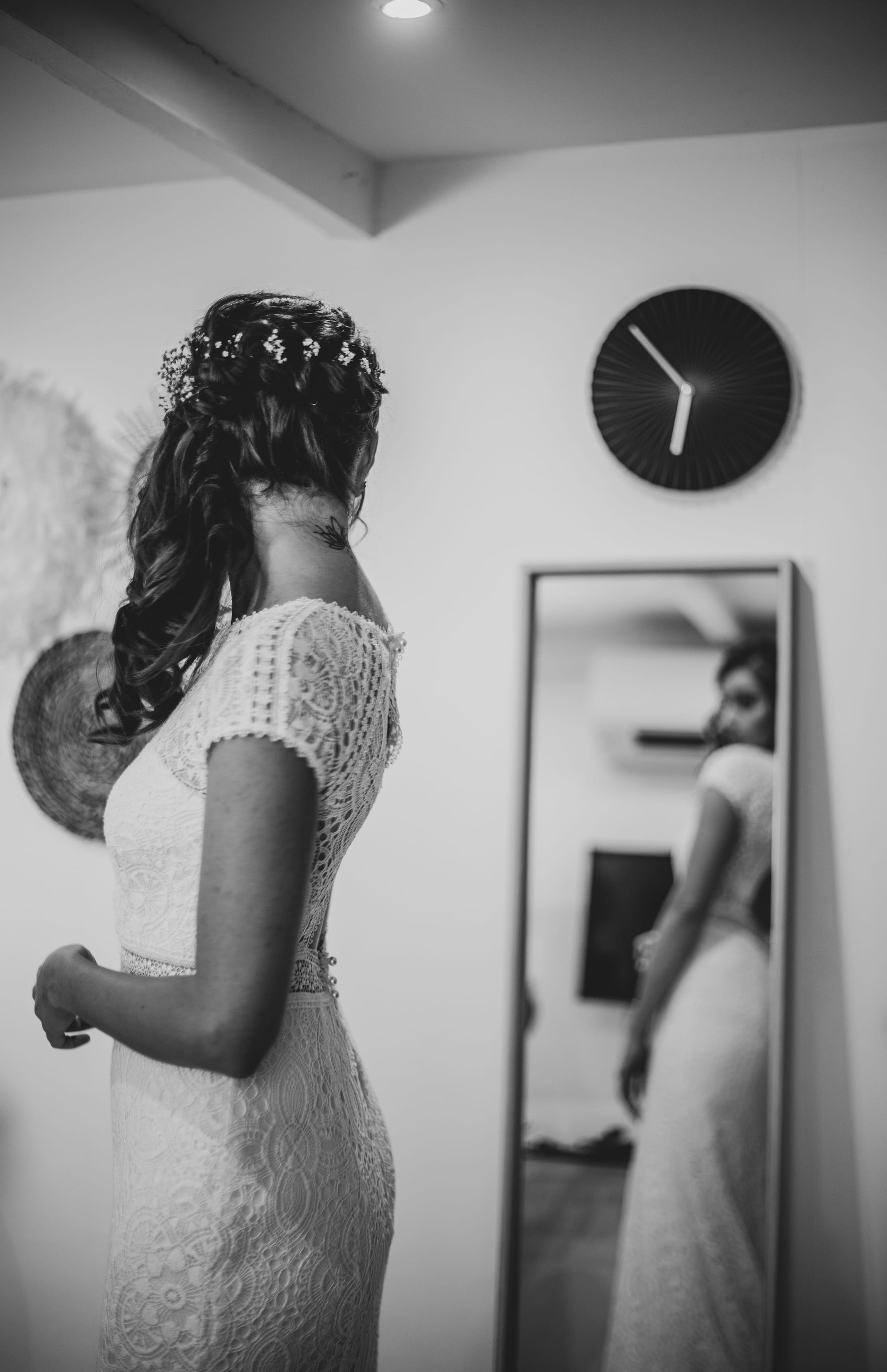 Coiffure mariage bohème ondulations tressées et bijoux fleuris