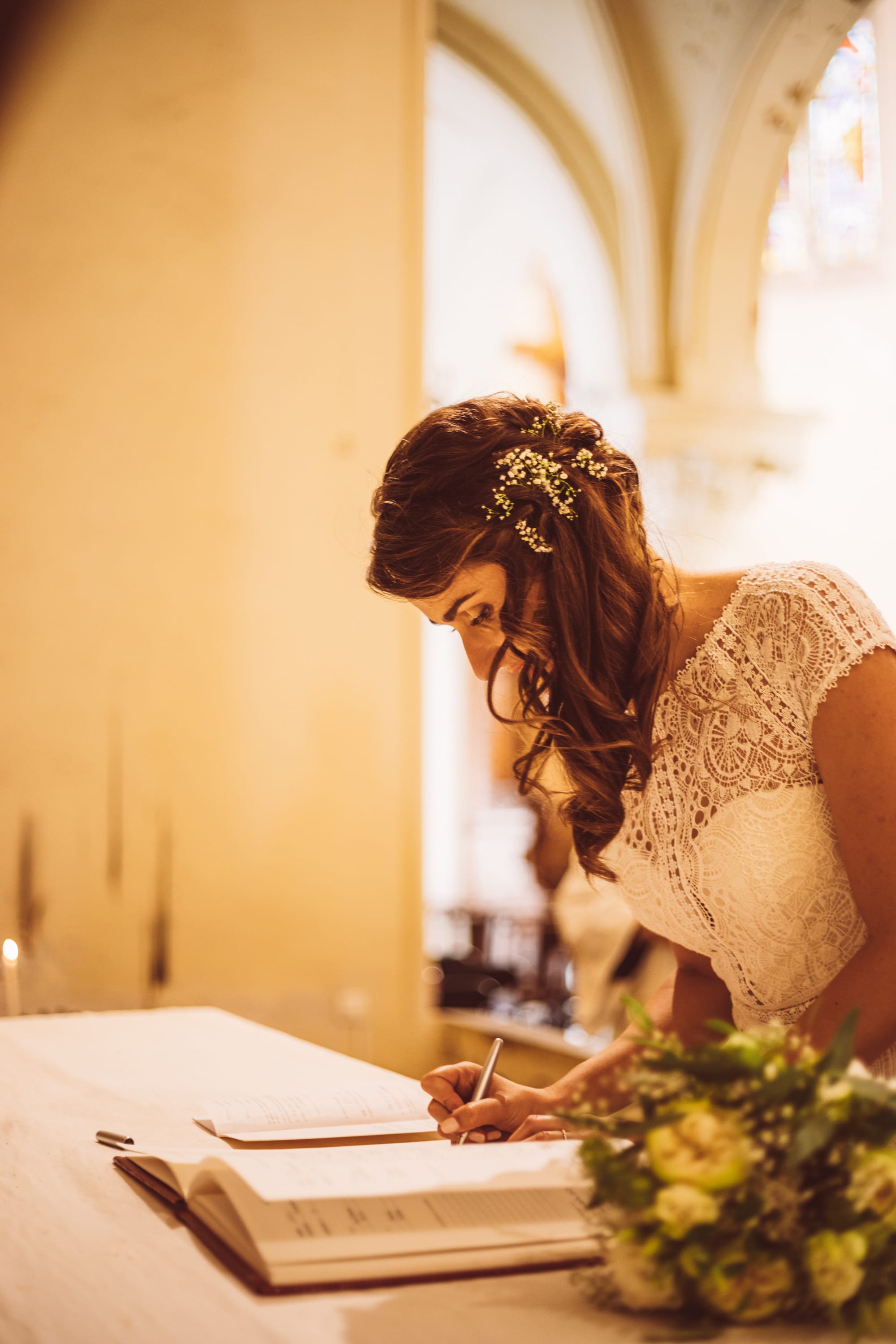 Coiffure mariée ondulations one shoulder et wavy