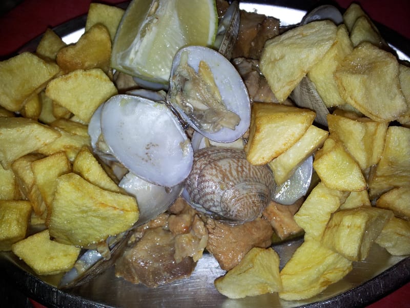 Carne de porco à alentejana