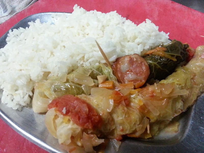 Salsichas enroladas em couve lombarda