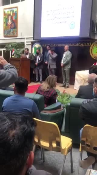 تكرم مديرة ثانوية البنات ست امل من قبل وكيل وزير التربية