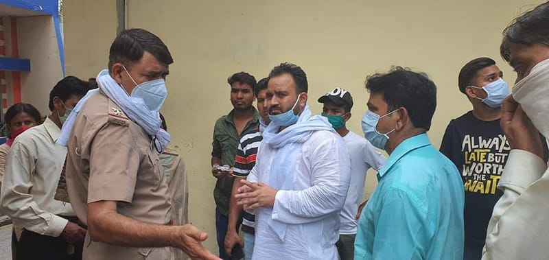 मुरादाबाद में 4 दिन पहले बाल्मीकि समाज के एक ही परिवार के दो लोगों  की उनके ही घर  मैं घुसकर एक पत्थरों से पीट-पीट कर हत्या कर दी , सांत्वना देने पहुचे सपा नेता