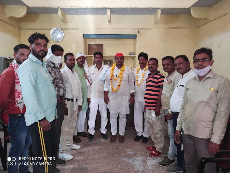 झांसी- दिनाँक 2 जुलाई 2020 को उत्तर प्रदेशीय सफाई कर्मचारी संघ .झाँसी कार्यालय मे पधारे नव नियुक्त माननीय महेश कश्यप जी (जिलाध्यक्ष-समाजवादी पार्टी.झाँसी) का व धीरज रायकवार(पूर्व पार्षद) का संघ द्बारा सम्मान किया गया