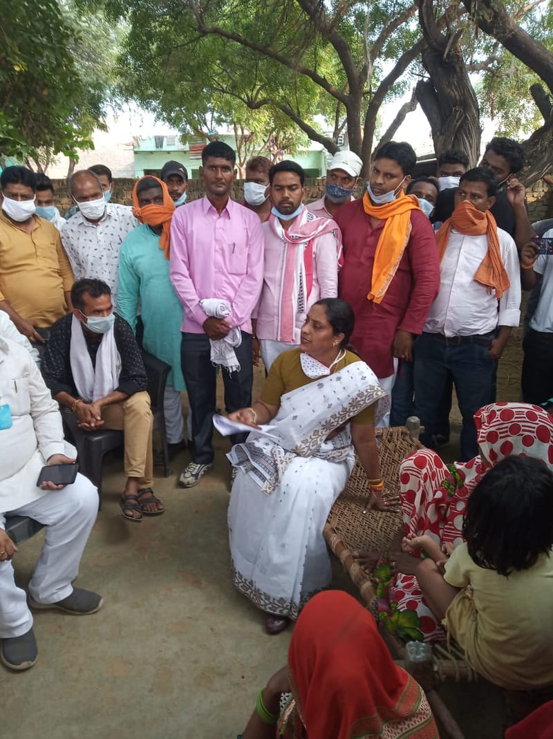 हाथरस- उत्तर प्रदेश के जिला हाथरस के थाना चंदपा के गांवबुलगढी की बाल्मीकि समाज की कुमारी मनीषा की ठाकुरोद्वारा जीभ काटकर उसकी गर्दन एवं रीड की हड्डी तोड़कर अपराधी फरार हो गए पीड़ित अब अलीगढ़ के मेडिकल कॉलेज में कोमा में है