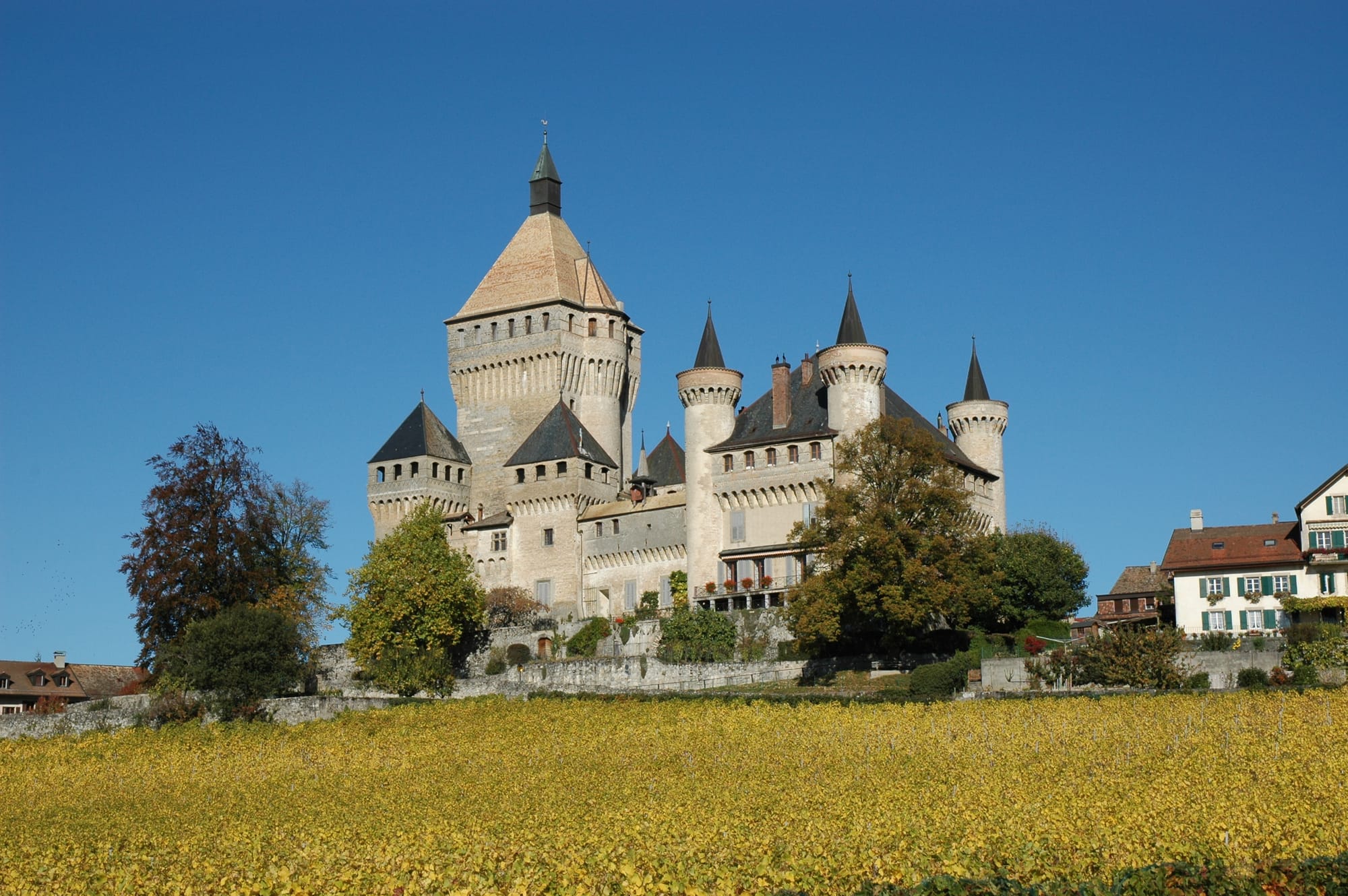 Das Schloss von VUFFLENS-LE-CHÂTEAU 476 m. ü. M.