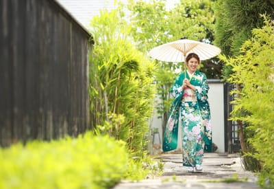 夏の緑に包まれる成人式前撮り
