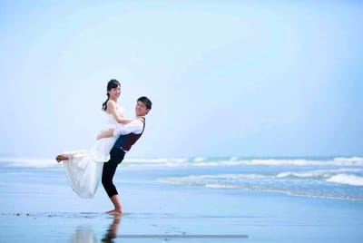 波打ち際で抱きあげて！