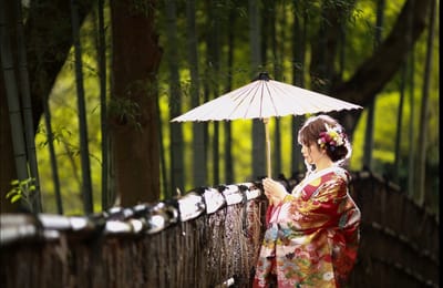竹林にたたずむ花嫁