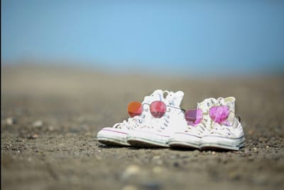 スニーカーとサングラス