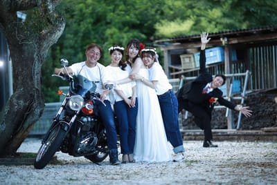 自宅で家族写真を撮る