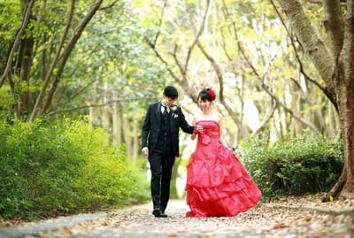 ドレスで散歩を楽しむ