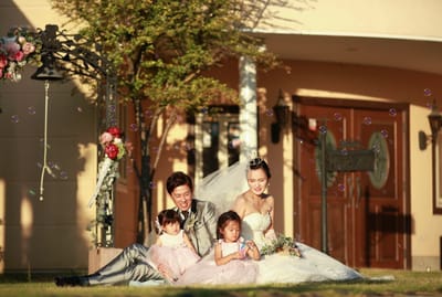 お庭で家族写真