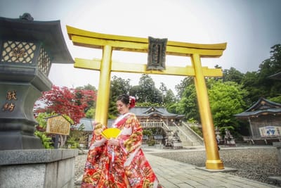 金の鳥居で記念撮影