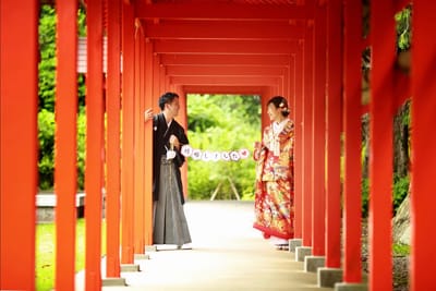 紅い神社で撮影