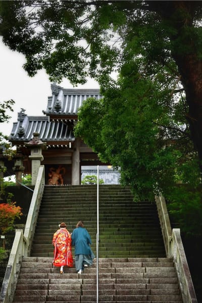 石階段を和装で登る