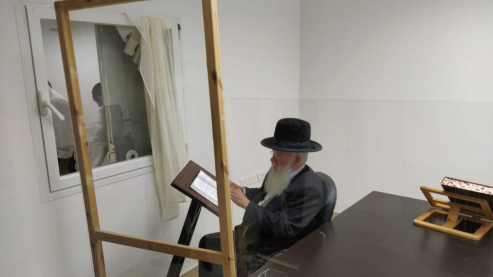 מרן המשגיח שליט"א משתתף בתפילות בית מדרש 'בית אהרן' דרך חדר המיוחד שהוקצה לכך