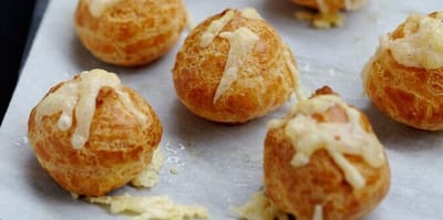 גוּזֶ'ר-אוֹ-פְרוֹמָאז'    GOUGERE AU FROMAGE