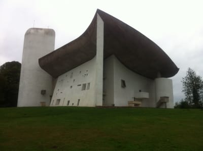 CHAPELLE NOTRE-DAM DU HAUT A RONCHAMP   כנסיית נוטרה-דאם-דו-הו ברונשאמפ