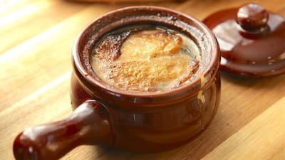 סופ-א-ל'אוניון - מרק בצל -  soupe a l'oignon