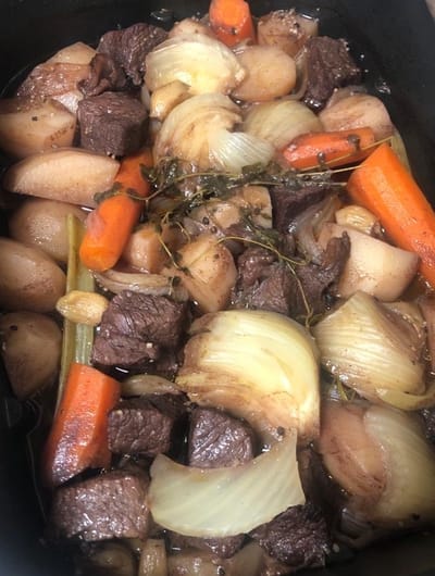 בֶּף בּוּרְגִינְיוֹן      BOEUF BOURGUIGNON