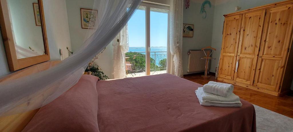 Bedroom with sea view and external private bathroom "Lojska's room"