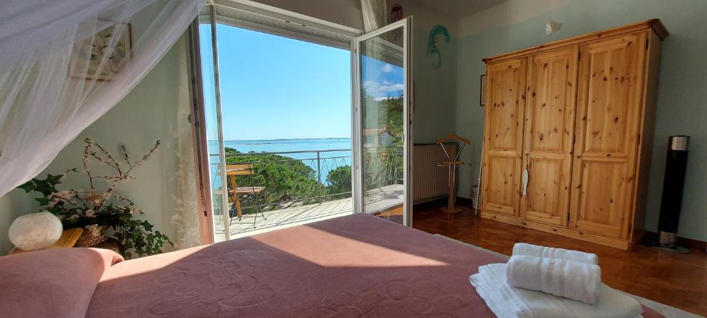 Bedroom with sea view and external private bathroom "Lojska's room"