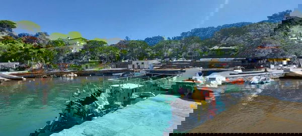 Blick vom Hafen der Villa Mira