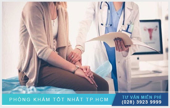 Môi lớn bị sưng 1 bên phải làm sao?