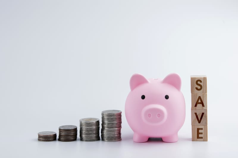 Vida frugal por diversión: cómo ahorrar dinero sin sacrificar su vida social