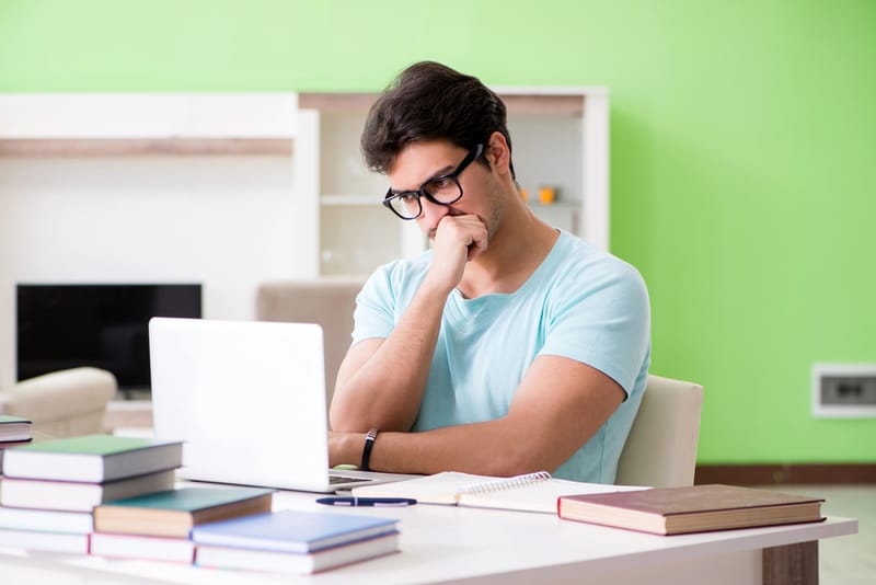 Juntos hacia adelante: herramientas y consejos para que los adultos jóvenes se mantengan concentrados