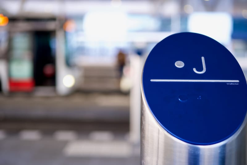 Busplatform Den Haag Centraal voorzien van halte palen met tactiele bordjes en braille