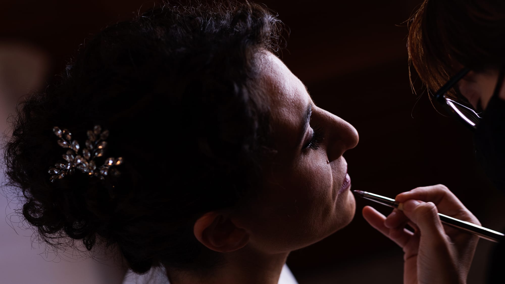 Correre insieme mano nella mano