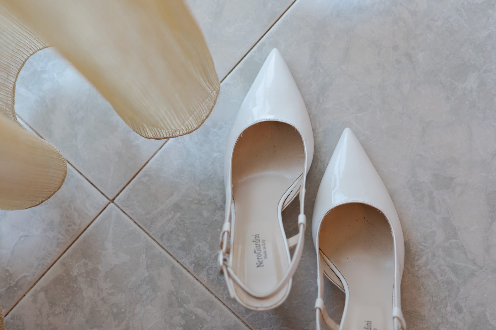 Correre insieme mano nella mano