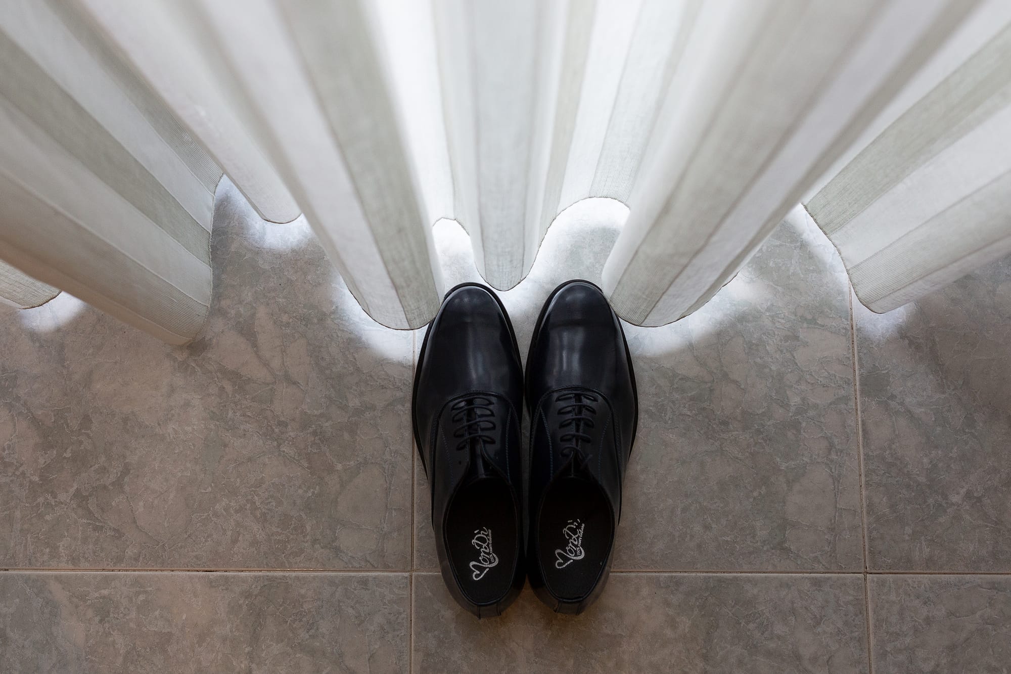 Correre insieme mano nella mano