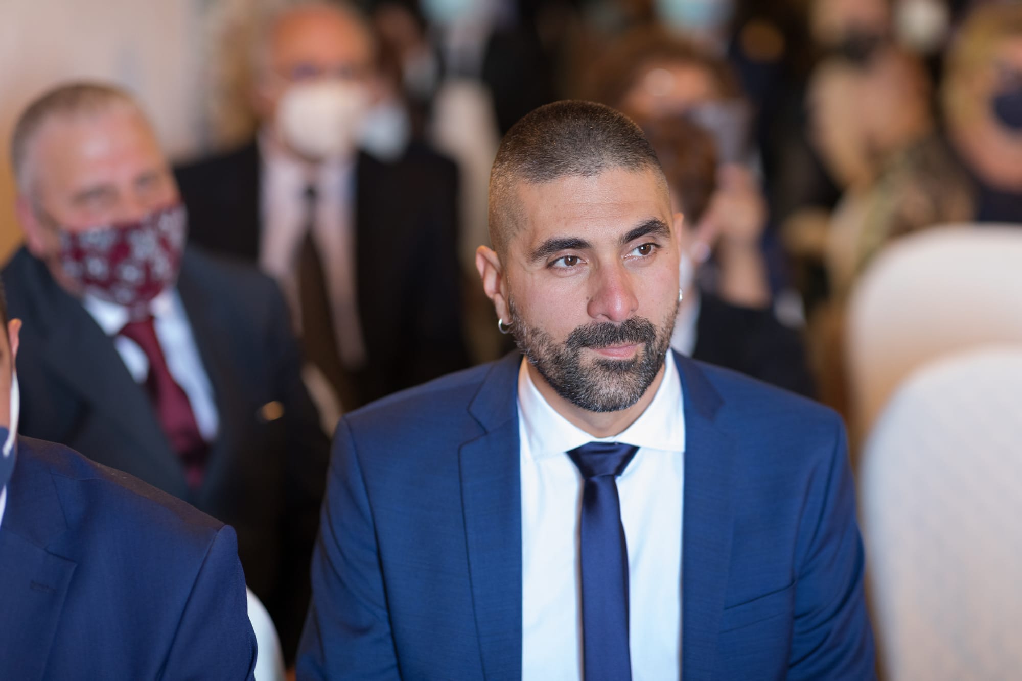 Correre insieme mano nella mano