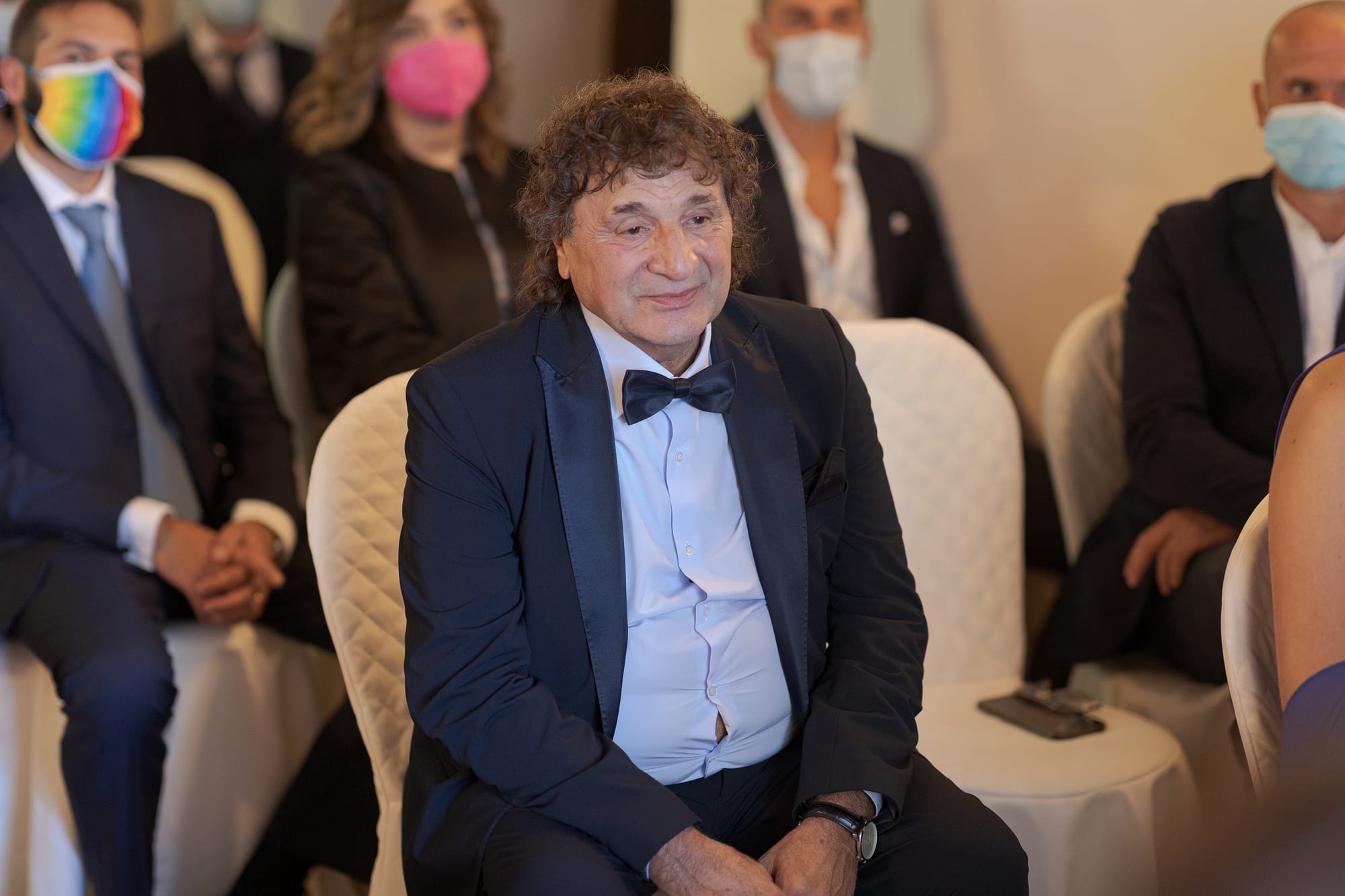 Correre insieme mano nella mano