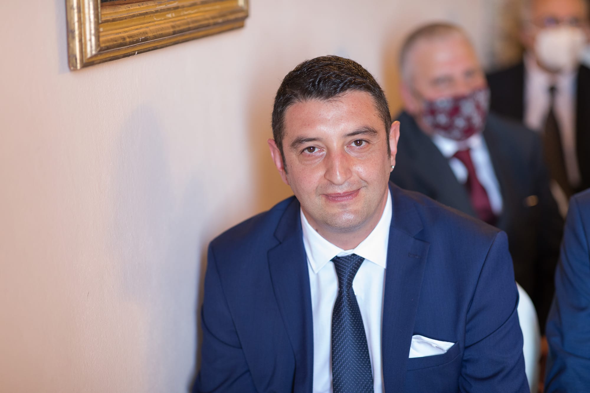 Correre insieme mano nella mano