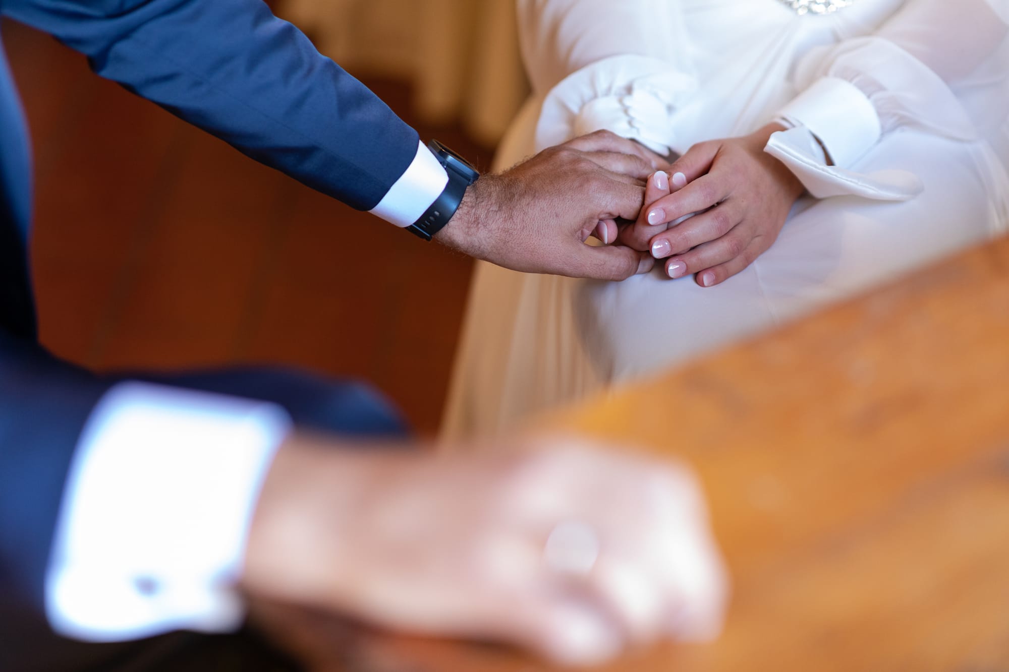 Correre insieme mano nella mano