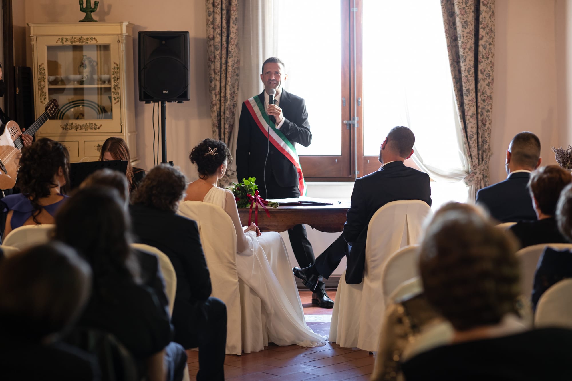 Correre insieme mano nella mano