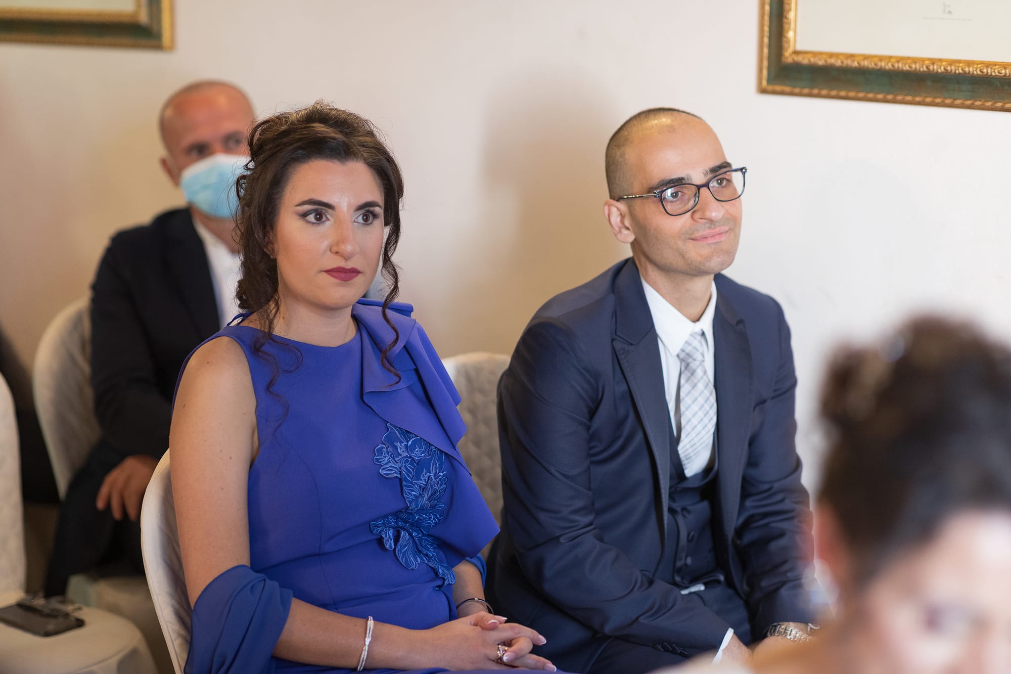 Correre insieme mano nella mano