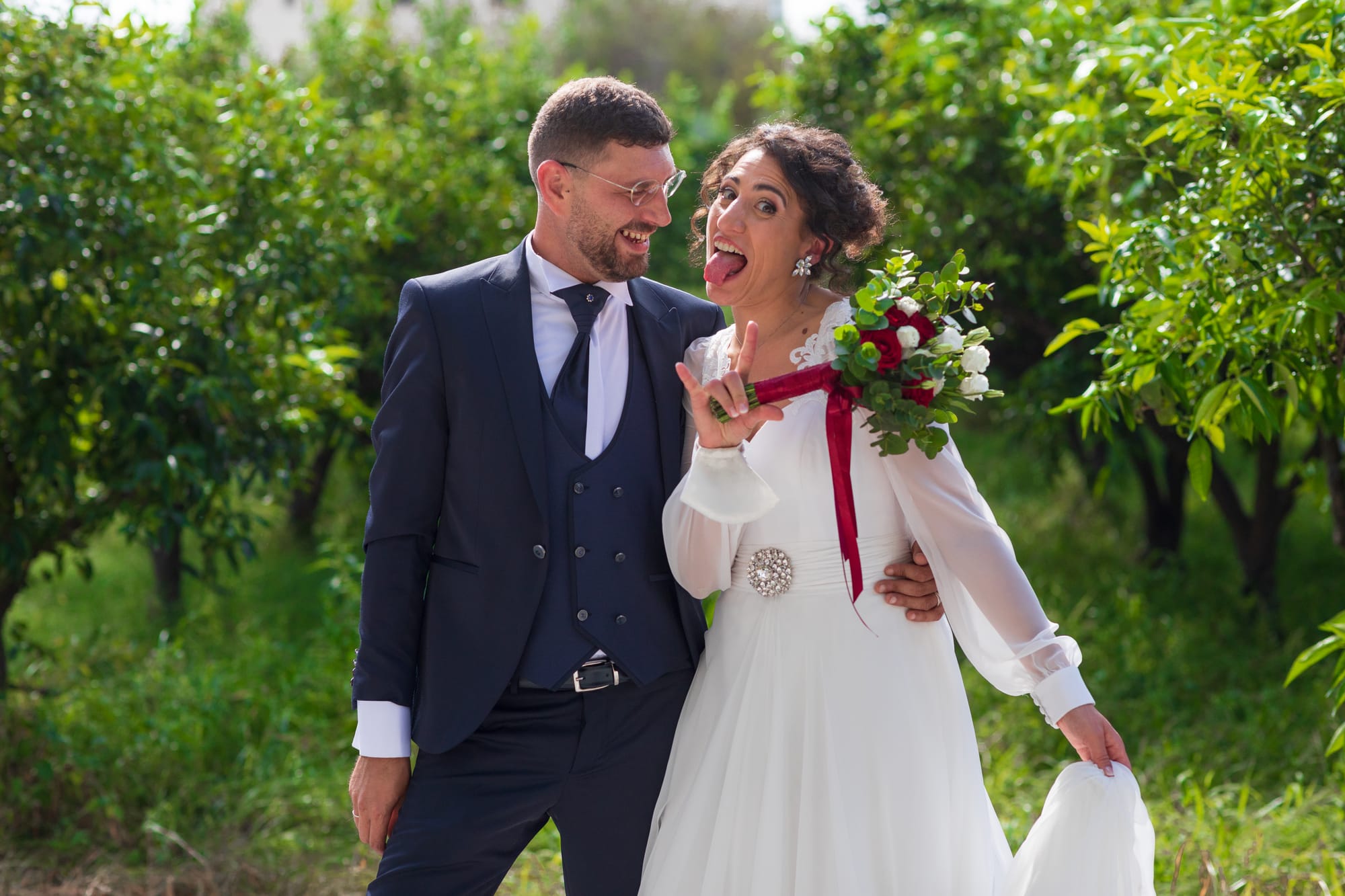 Correre insieme mano nella mano