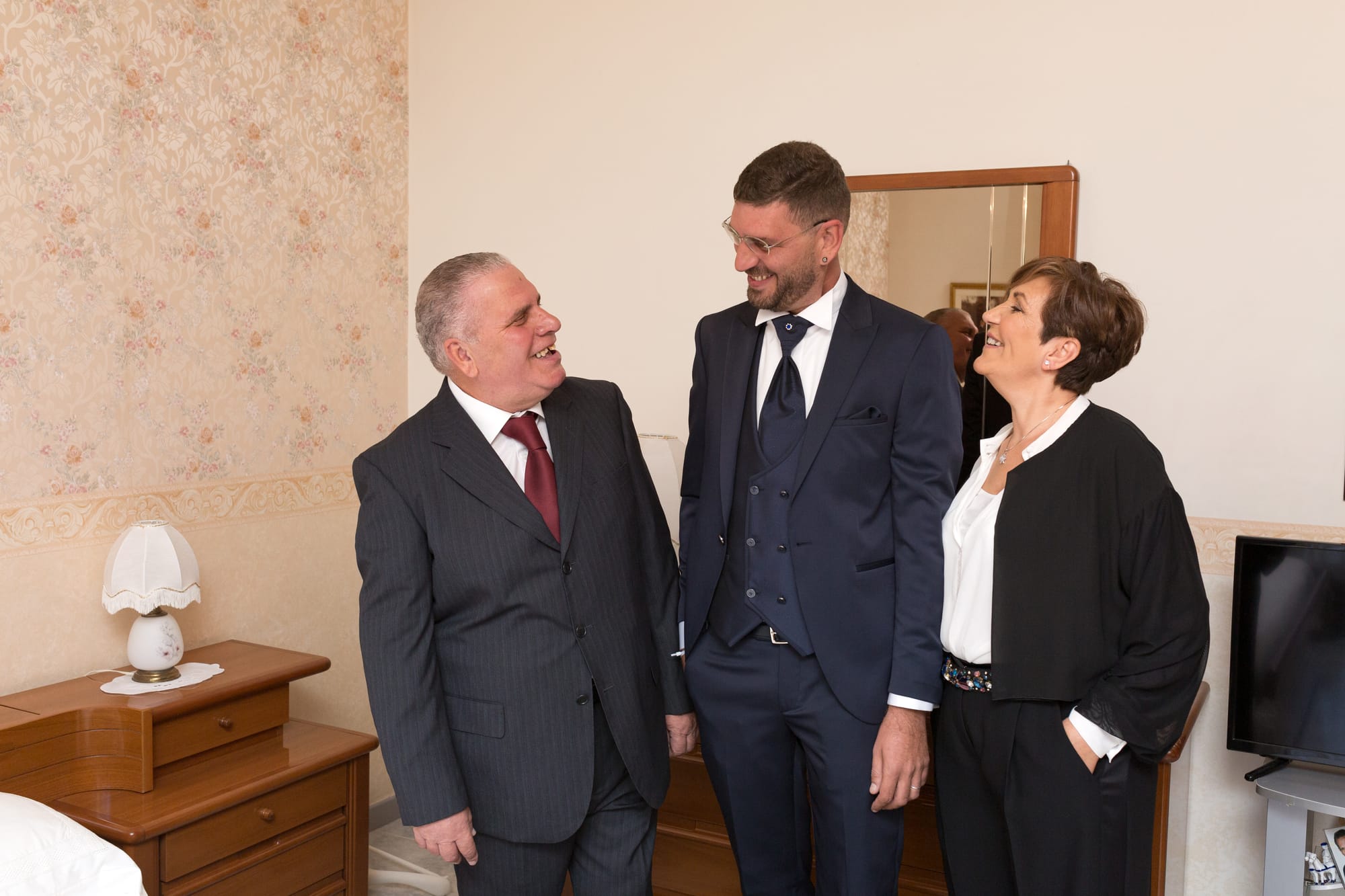 Correre insieme mano nella mano