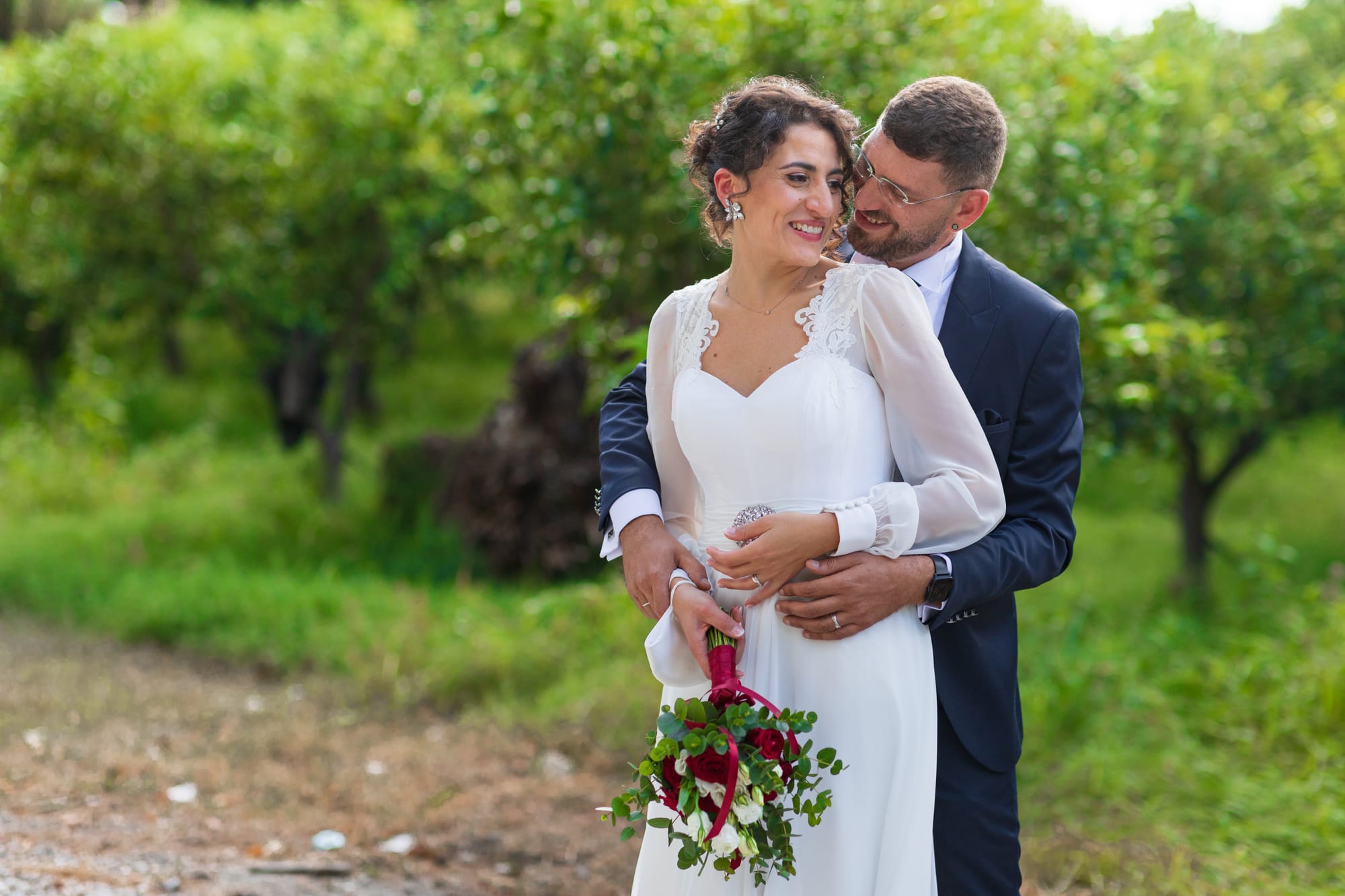 Correre insieme mano nella mano