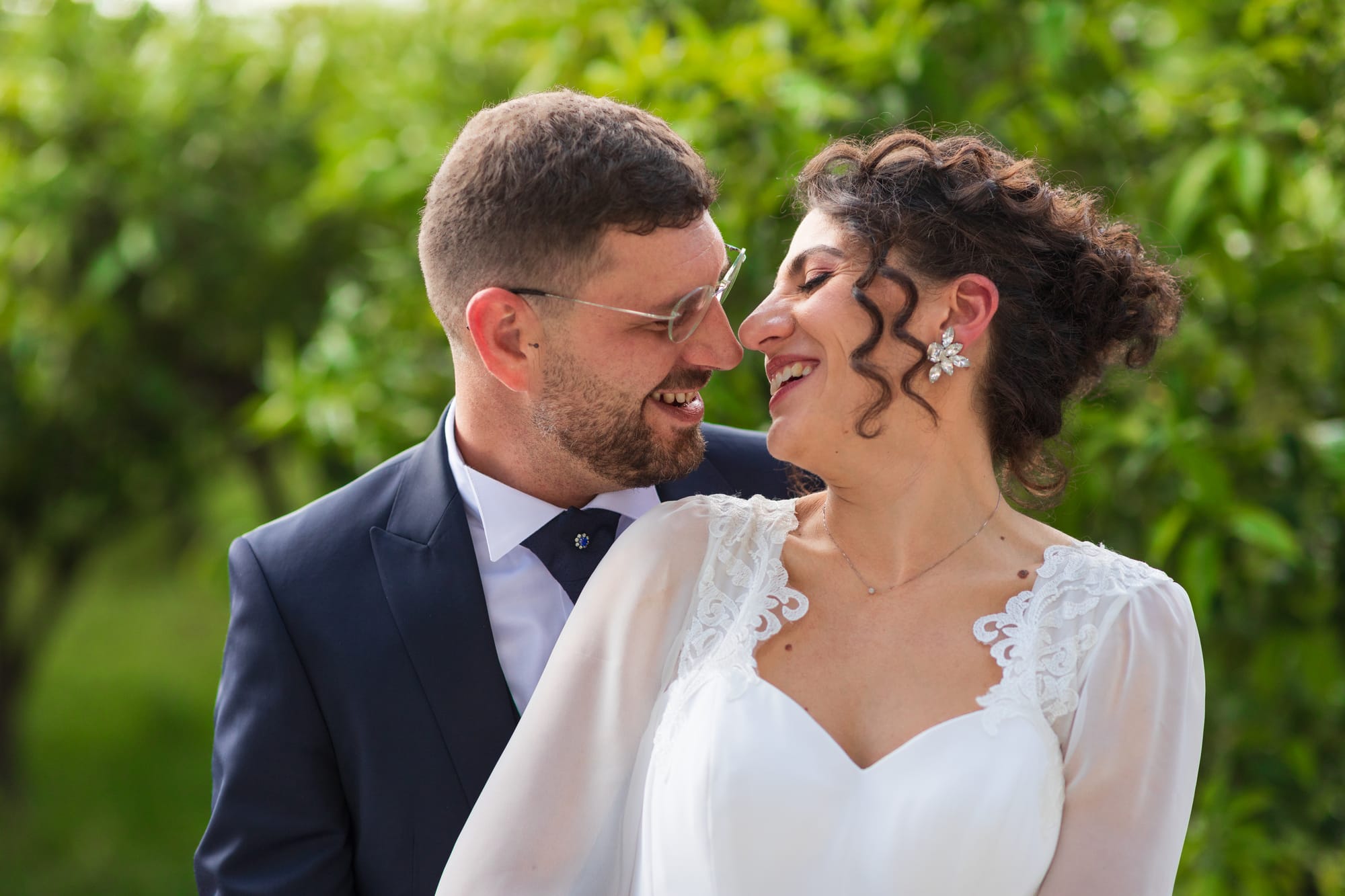 Correre insieme mano nella mano