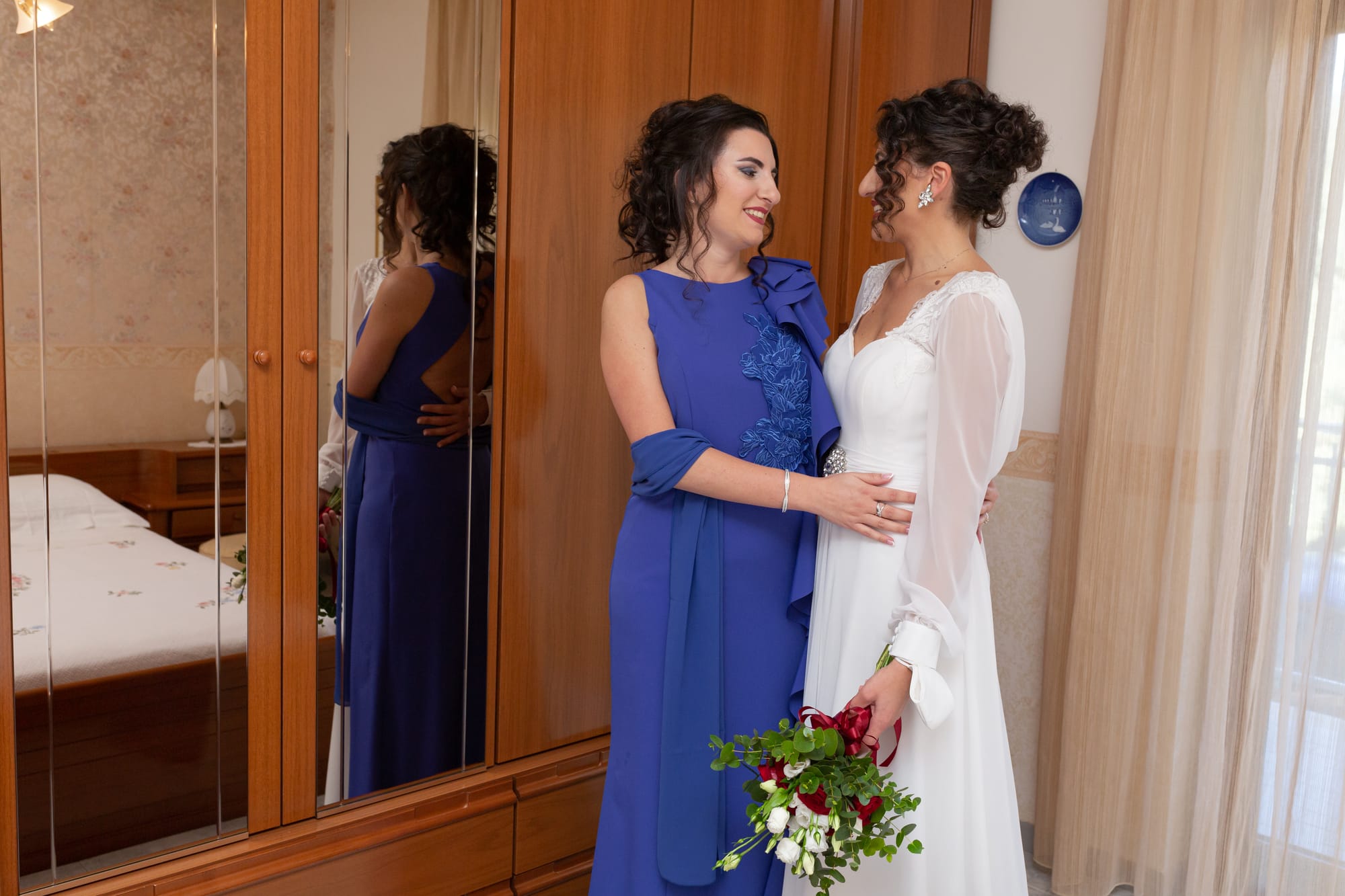 Correre insieme mano nella mano