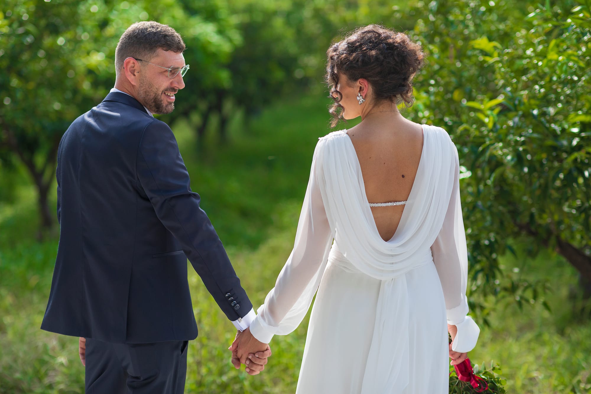 Correre insieme mano nella mano